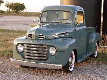 Old Ford pickup truck in cherry shape. Wish I had one of these!