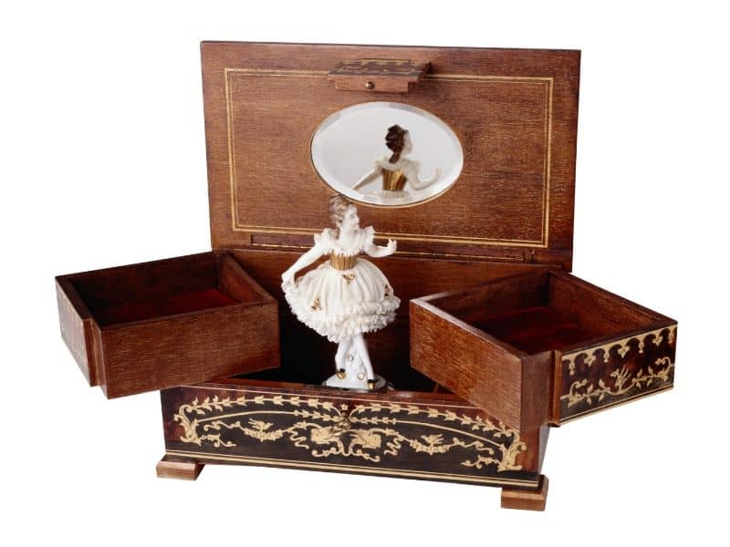 Music box with ballerina